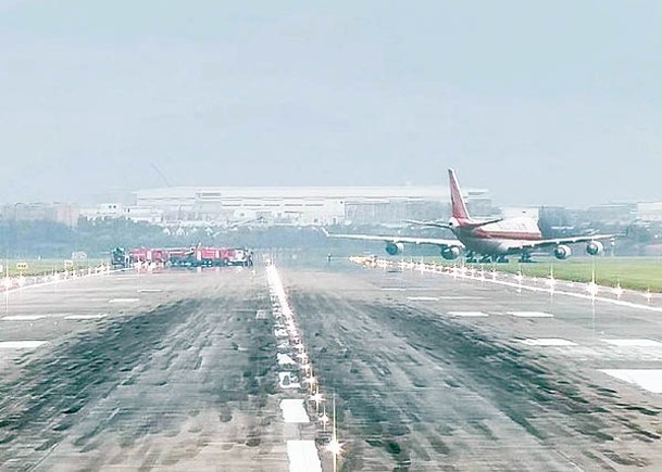 貨機滑出跑道  寧波機場取消航班