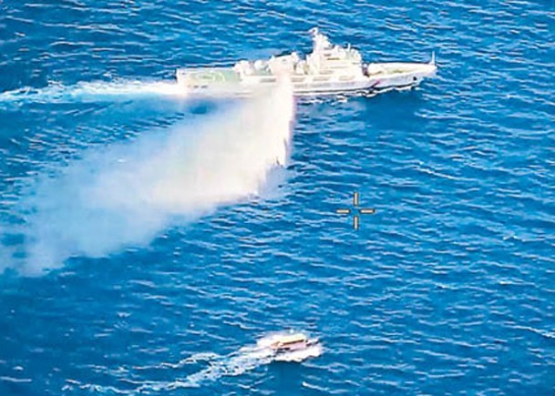 中國海警船（上）向菲律賓船隻（下）發射水炮。