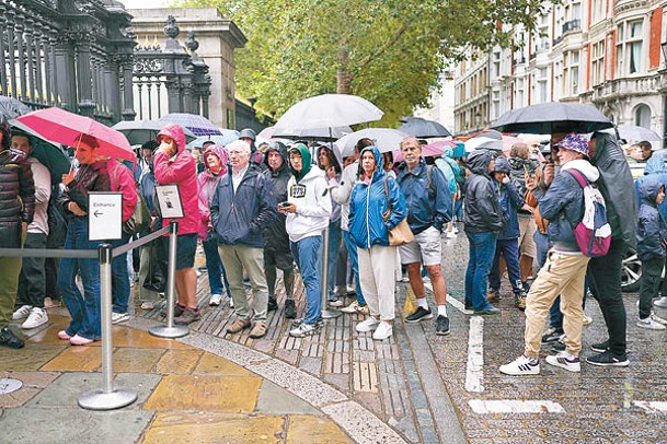 多名遊客正在等待進入大英博物館。<br>（Getty Images圖片）