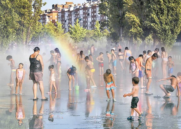 西班牙馬德里兒童在噴水池戲水。Getty Images圖片）