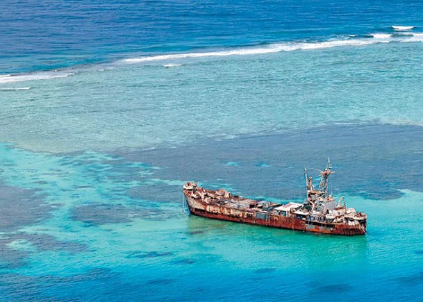 菲律賓研究整修擱淺仁愛礁的軍艦馬德雷山號。