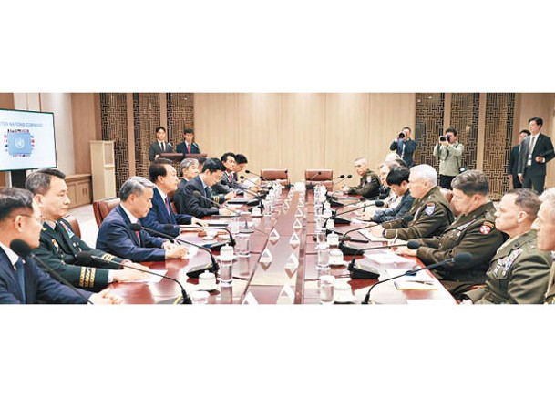 尹錫悅（左中）與聯合國軍司令部高層會談。