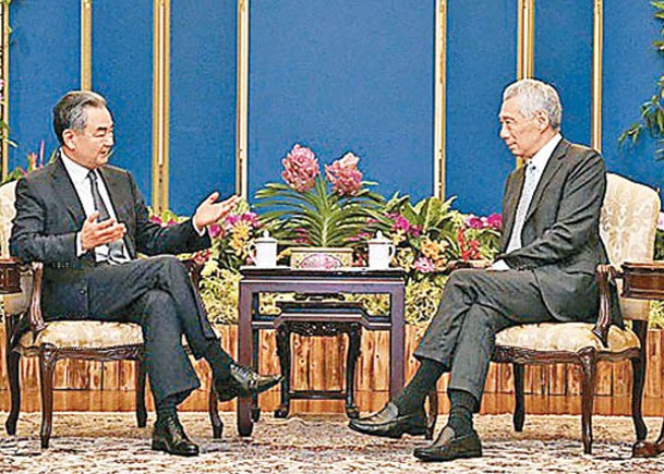 王毅（左）亦與新加坡總理李顯龍（右）進行會面。
