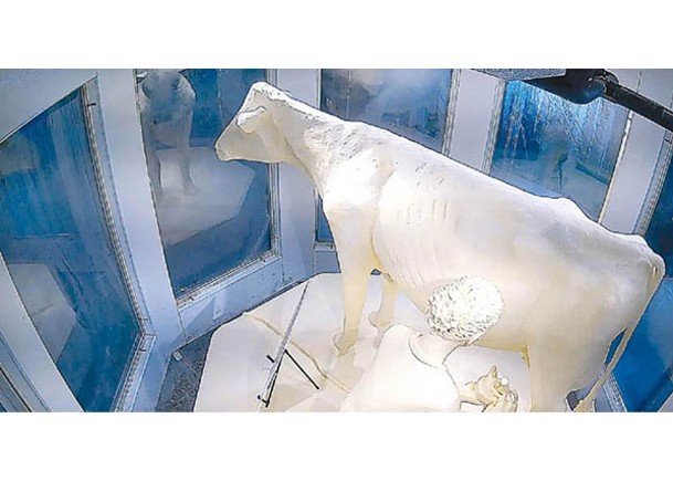 巨大牛油製奶牛雕塑