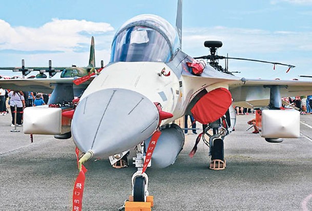 清泉崗空軍基地展示掛載「跑道殺手」萬劍彈的經國號戰機。（中時電子報圖片）