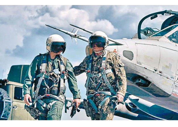 烏克蘭空軍機師準備受訓駕駛F16戰機。