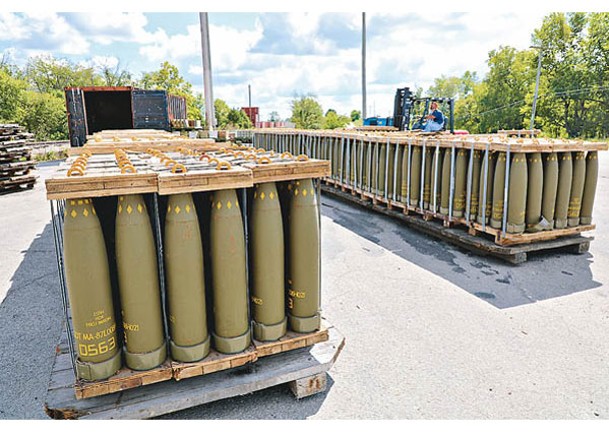 美國向烏克蘭提供155毫米炮彈。