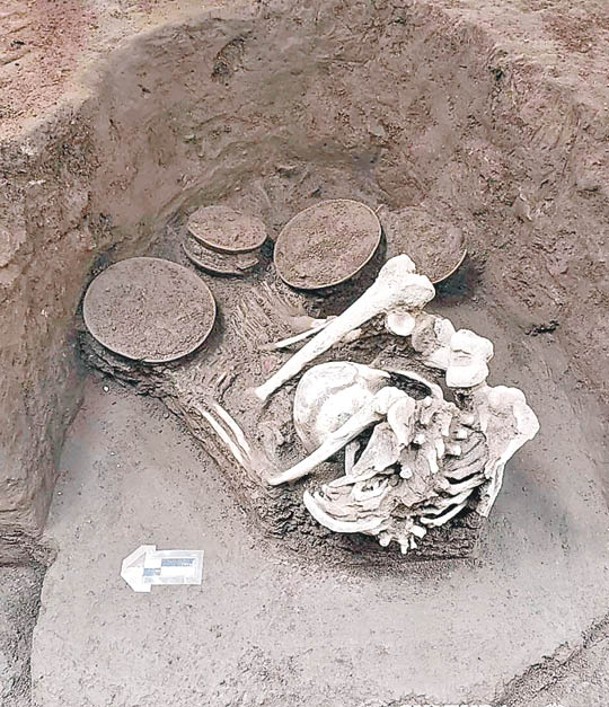 考古學家在村莊發現人類墓葬及骸骨。