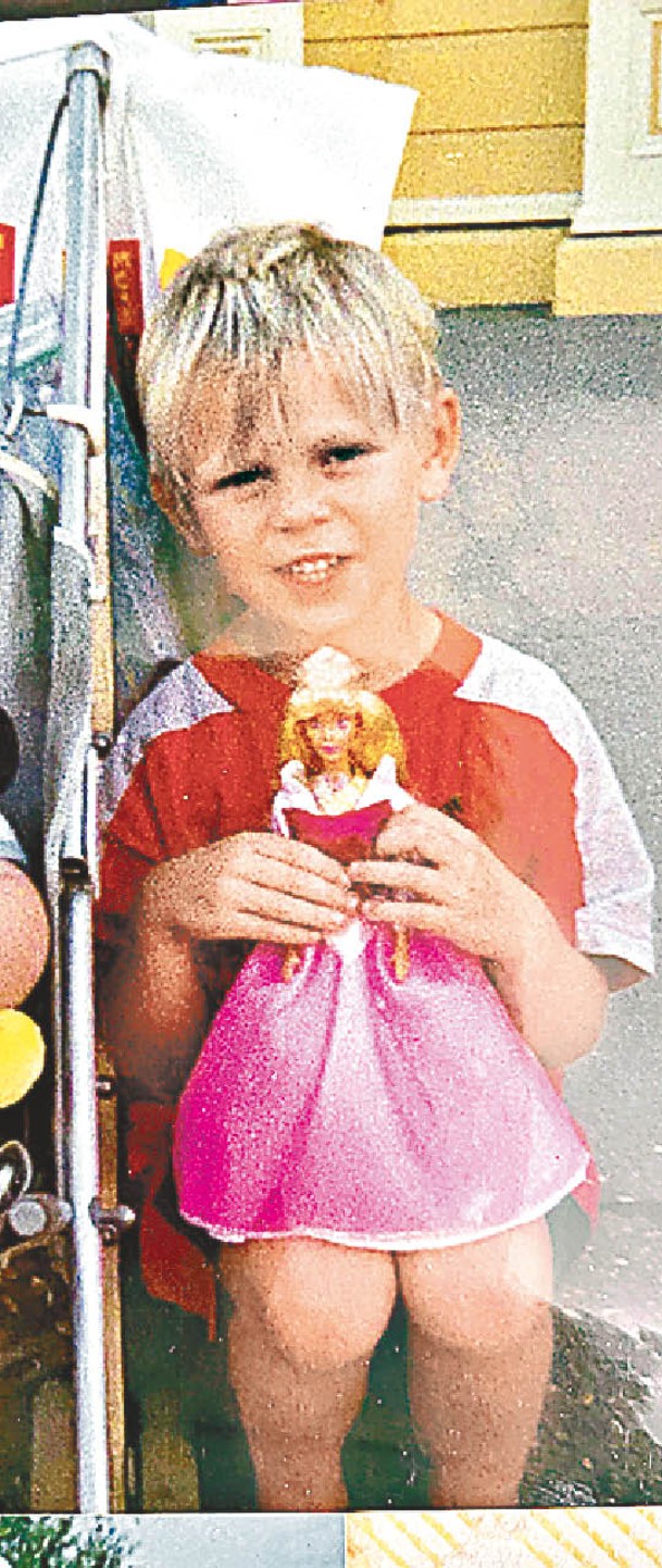 阿傑自幼喜歡洋娃娃。