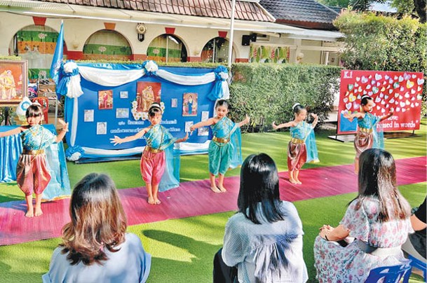 幼兒園的慶祝母親節活動包含文藝節目表演。（中新社圖片）