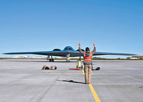 美國B2隱形戰略轟炸機飛抵冰島凱夫拉維克空軍基地。