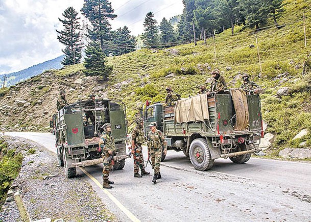 印度陸軍車隊向中印邊境運送物資。（Getty Images圖片）