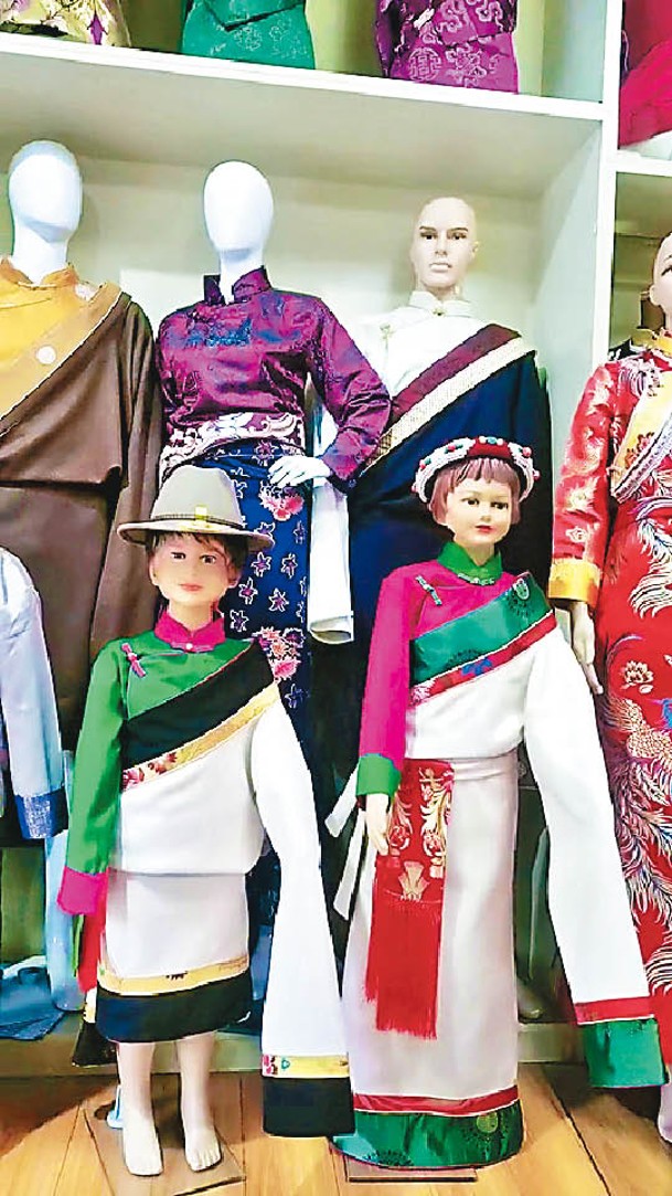 藏族傳統服飾頗有市場。