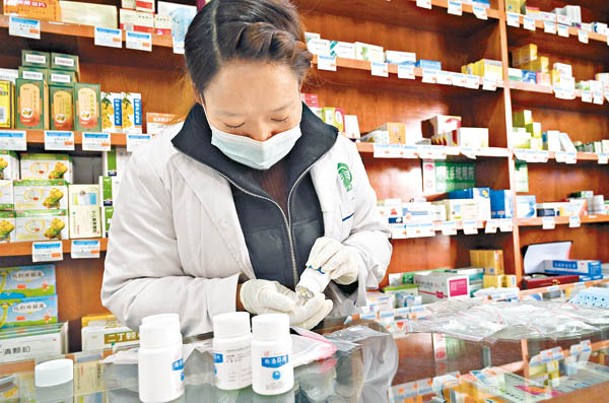 西藏自治區拉薩市一名藥店銷售員拆零分裝藥品。（中新社圖片）