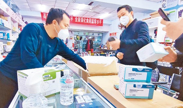 北京市民在醫療器械商店購買新冠病毒抗原試劑盒。（中新社圖片）