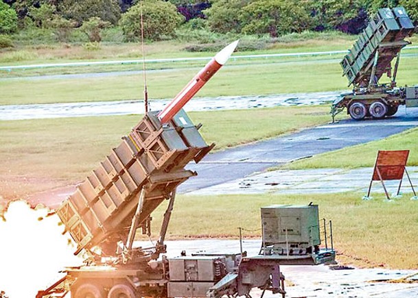 台灣軍方發射愛國者二型導彈。
