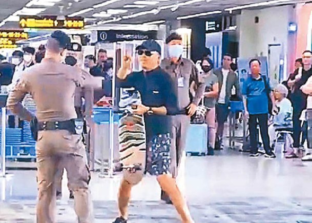華客大鬧曼谷機場  滑板襲警
