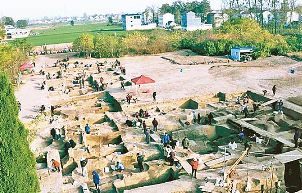 考古人員對平糧台城址考古發掘。