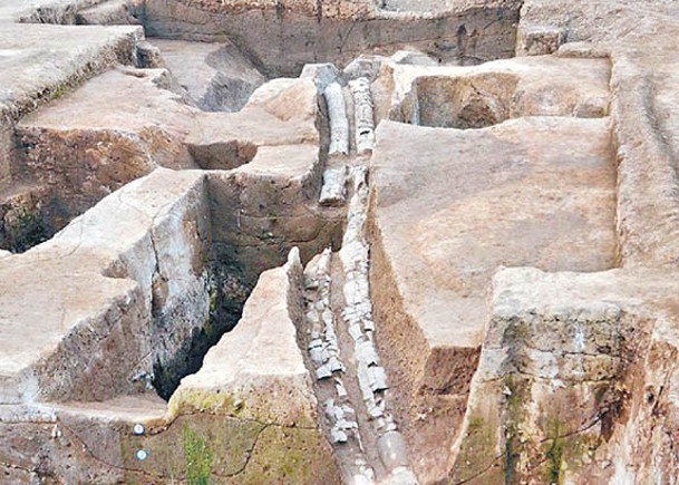 河南淮陽平糧台古城遺址出土陶排水系統。