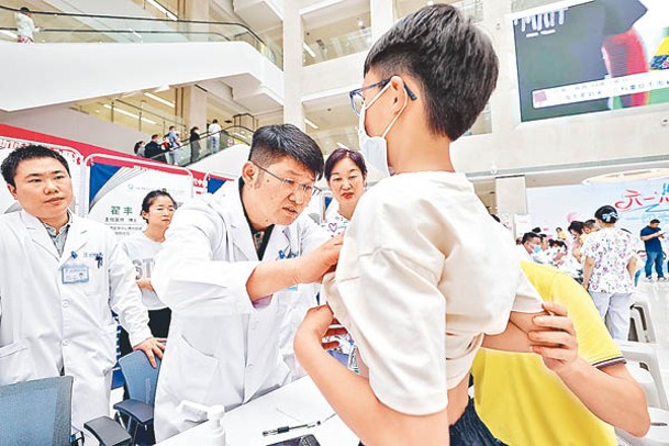 貴州省貴陽市一間醫院舉行兒童節義診活動。（中新社圖片）