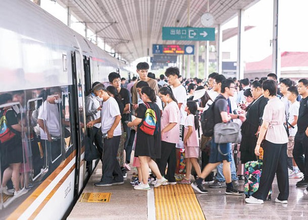 旅客在位於天津市的武清站登車。（中新社圖片）