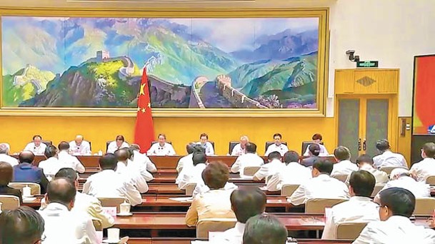 李強周三在北京主持召開國務院第二次全體會議。