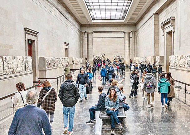 大英博物館吸引大批遊客參觀。