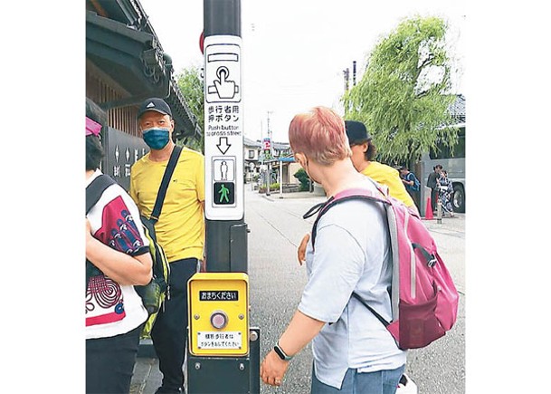 石川縣的按鈕式交通信號燈設備上都貼有英語標示。