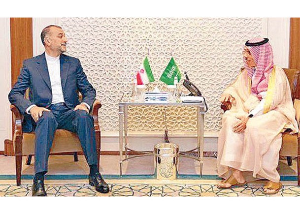 伊朗外交部長阿卜杜拉希揚（左）與沙特阿拉伯外交部長費薩爾（右）會晤。