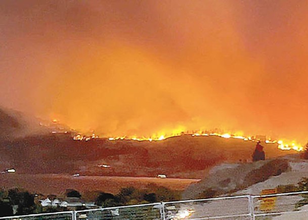 加國山火蔓延  疏散黃刀鎮兩萬人