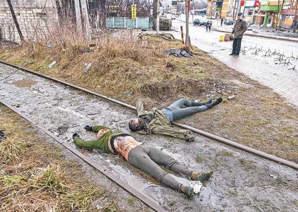 俄軍攻擊烏克蘭伊爾平，遇襲者橫屍街頭。（Getty Images圖片）