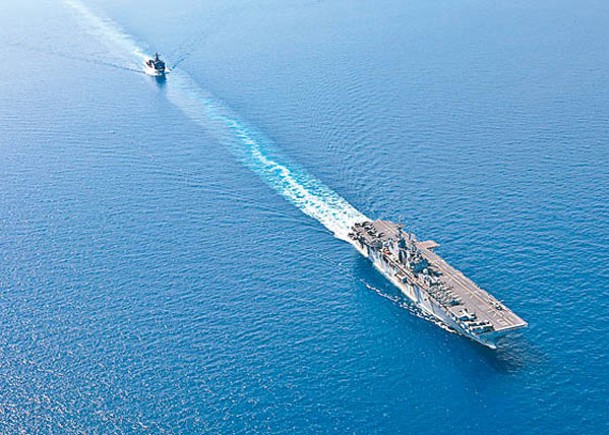 美軍艦卡特‧霍爾號（左上）與巴丹號（右下）離開紅海。