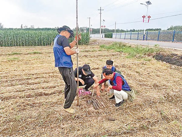 研究人員展開考古勘探土樣分析。