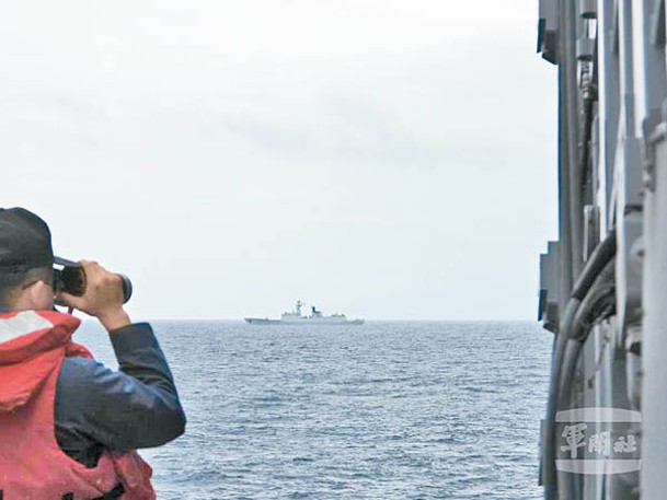 台灣護衞艦田單號官兵監控解放軍054A型護衞艦徐州號。