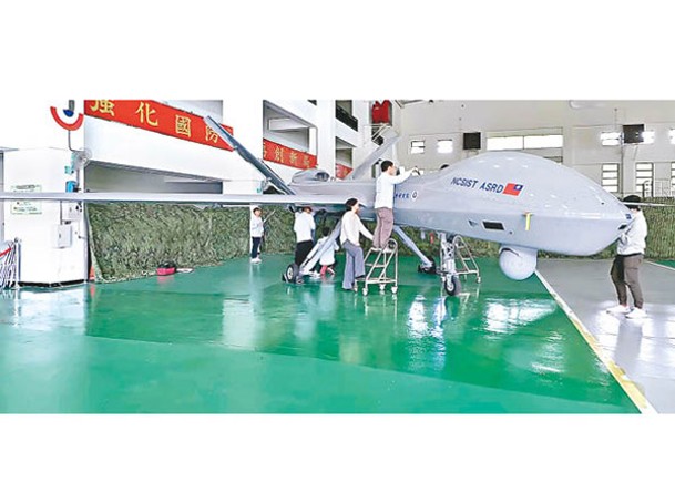 台灣自行研製騰雲大型無人機。