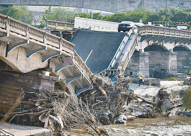 北京有橋樑因洪災坍塌。（Getty Images圖片）
