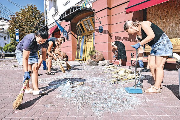 切爾尼戈夫居民自行清理空襲產生的碎片。（Getty Images圖片）