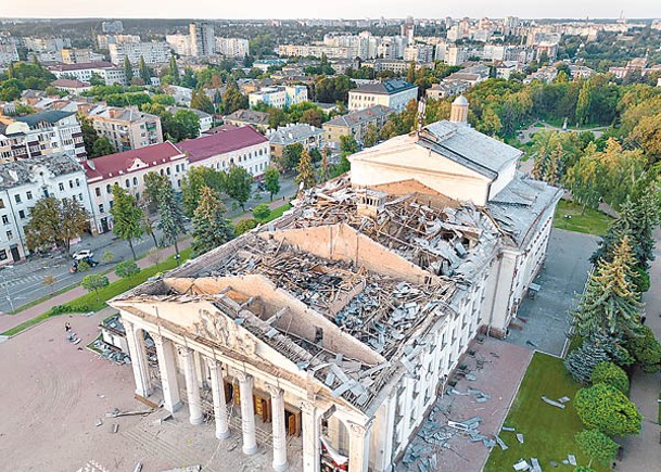 切爾尼戈夫劇院被導彈擊中後嚴重損毀。（Getty Images圖片）