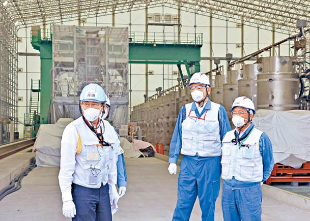 岸田文雄（左）視察淨化含輻射物質污水的設備。