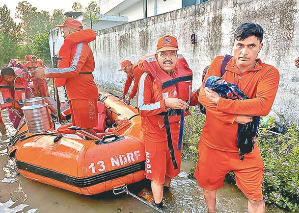 印度北部洪災  泥石流奪77命
