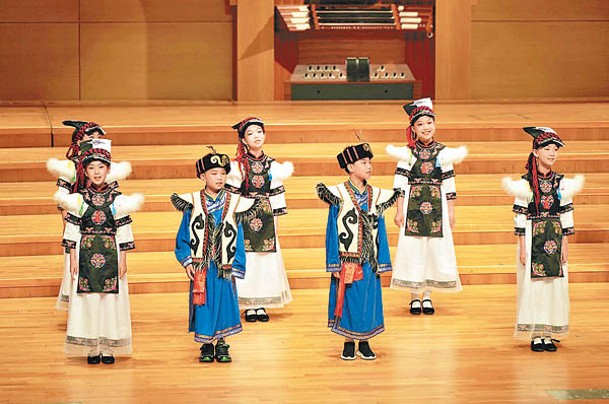 鄉村學生演唱有民族特色的音樂。