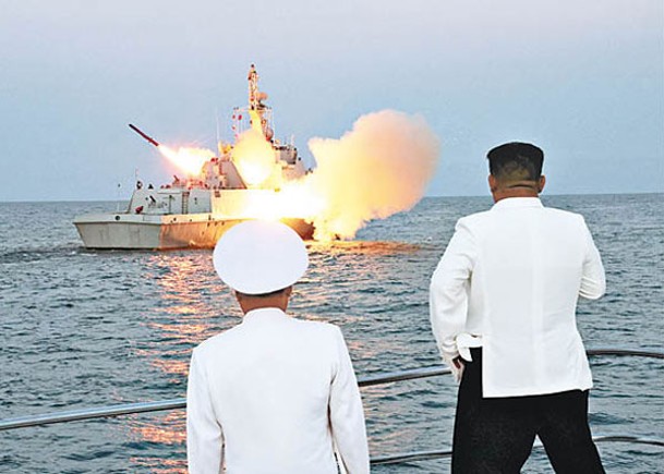 金正恩（右）觀看警衞艦的戰略巡航導彈發射訓練。