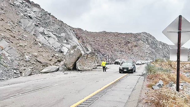 加州有道路因巨石落下而封鎖。