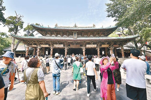 遊客們參觀晉祠。（中新社圖片）