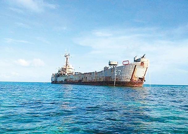 菲律賓向「坐灘」軍艦馬德雷山號運送必要生活物資。