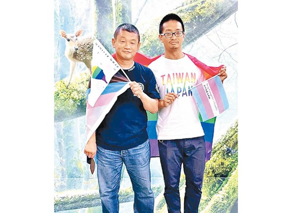 柴口征寬（左）在台灣與劉靈均（右）登記結婚。