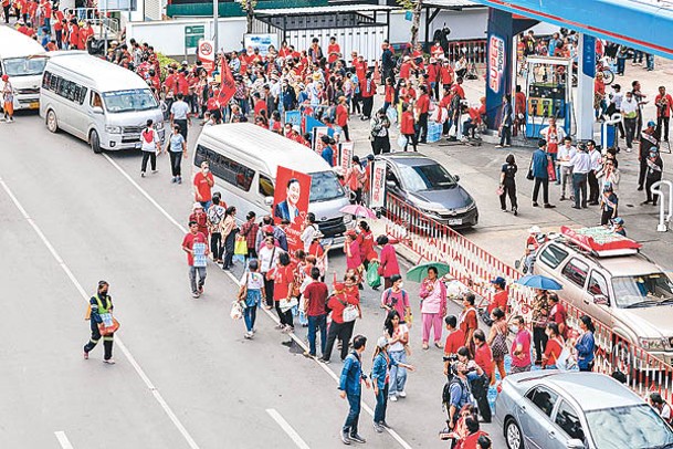 他信支持者「紅衫軍」在廊曼國際機場外聚集。（Getty Images圖片）