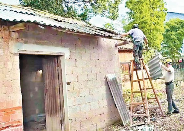 張虎與村民決定拆遷舊屋。