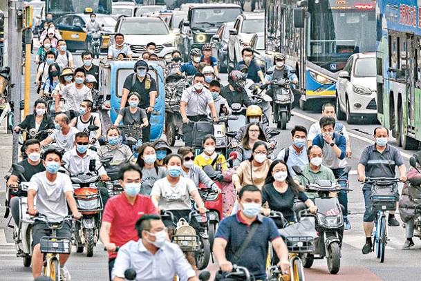 內地民眾憂再次感染新冠病毒而戴上口罩。圖為北京市街頭。（Getty Images圖片）