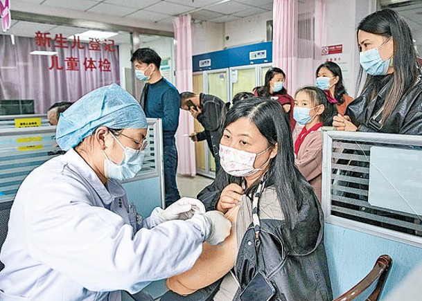 當局呼籲提前接種疫苗。